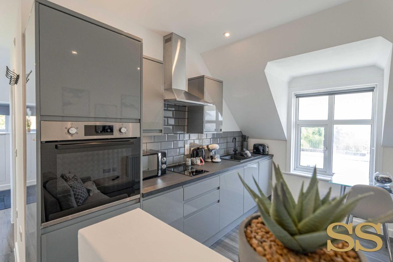 The Hideaway - 1 Minute From 02 Academy - Free Parking - 5 Minutes From The - Fast Wi-fi - Smart Tv Apartment *