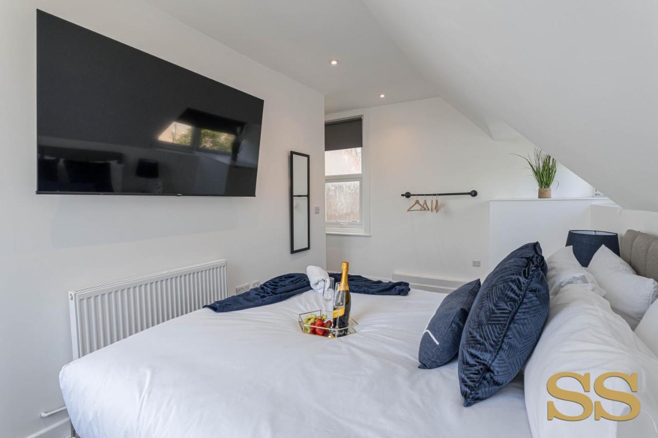 The Hideaway - 1 Minute From 02 Academy - Free Parking - 5 Minutes From The - Fast Wi-fi - Smart Tv Apartment *