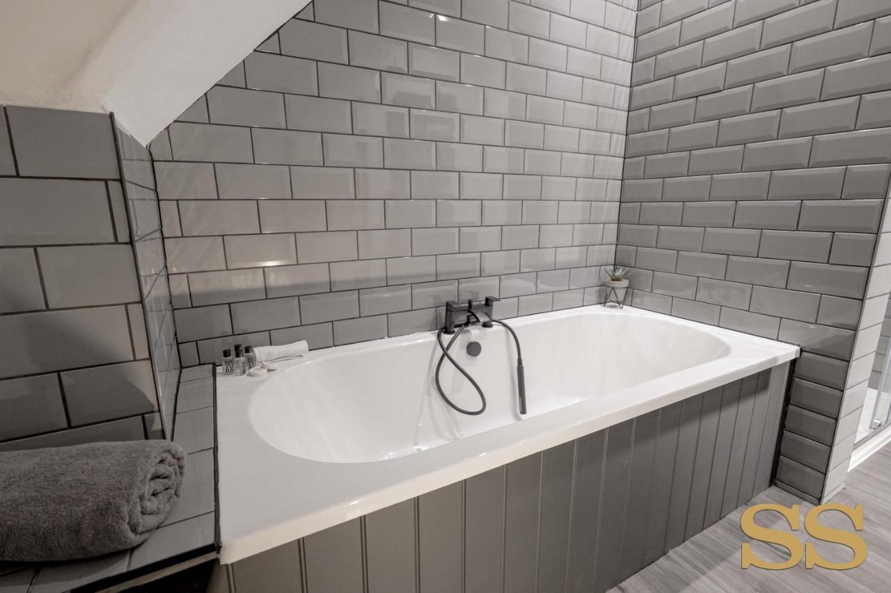 The Hideaway - 1 Minute From 02 Academy - Free Parking - 5 Minutes From The - Fast Wi-fi - Smart Tv