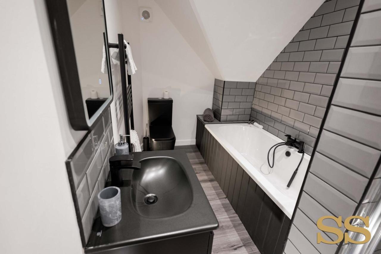 The Hideaway - 1 Minute From 02 Academy - Free Parking - 5 Minutes From The - Fast Wi-fi - Smart Tv *