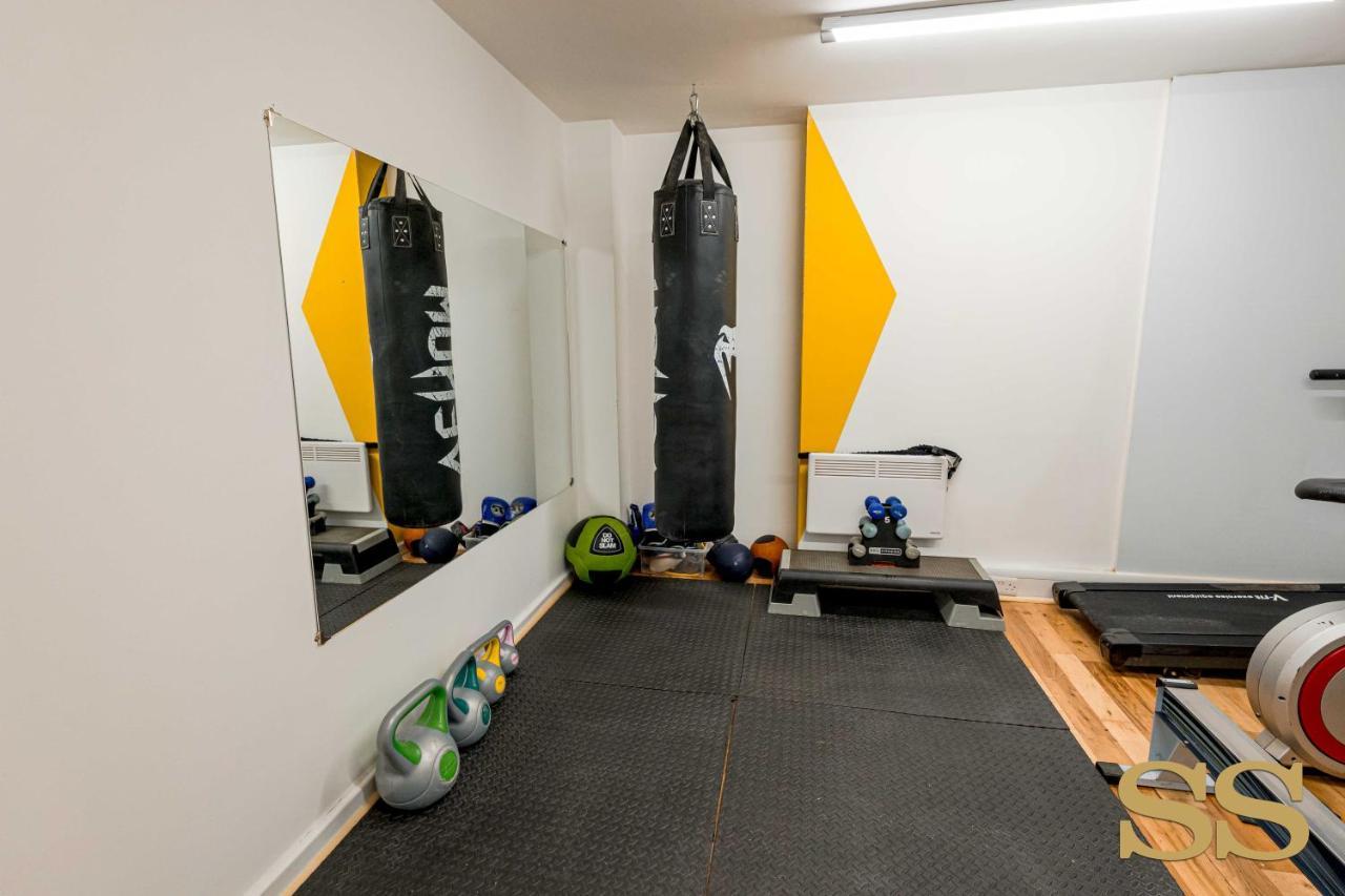 The Hideaway - 1 Minute From 02 Academy - Free Parking - 5 Minutes From The - Fast Wi-fi - Smart Tv Apartment *